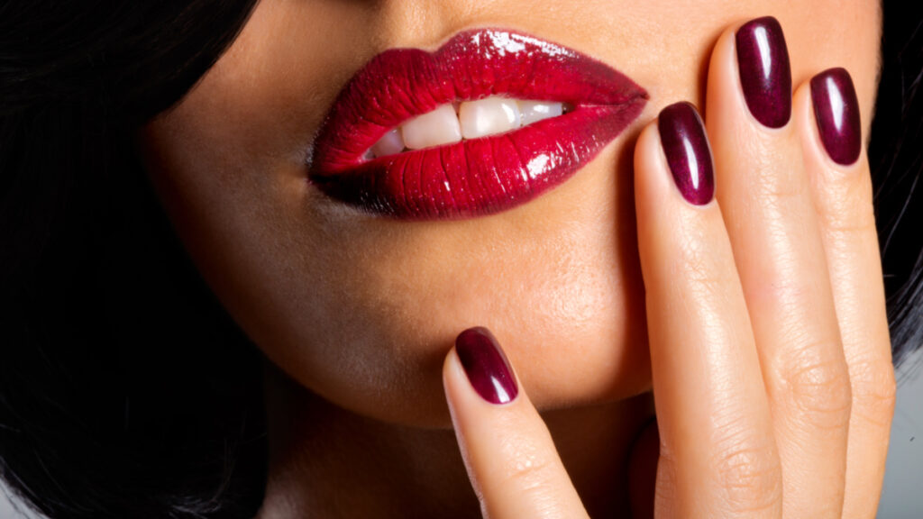 Las uñas de color vino tinto te aportan sensualidad y elegancia.